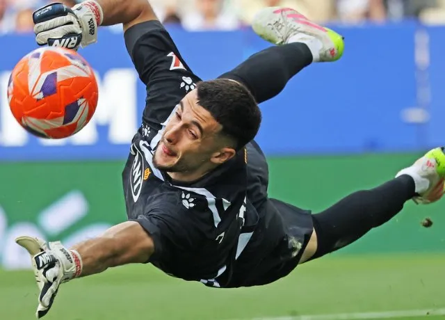 Joan Garcia chính thức trở thành người của Barca